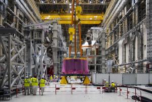 Dessin au trait généré par ordinateur d'un grand outil d'assemblage ITER.