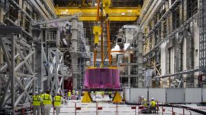 Dessin au trait généré par ordinateur d'un grand outil d'assemblage ITER.