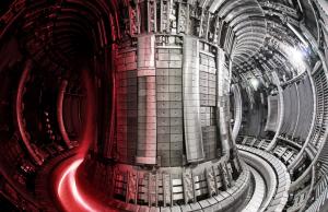 English: Interior of the JET tokamak, with and without plasma. Français: Photo de l'intérieur du tokamak JET, avec et sans un plasma.