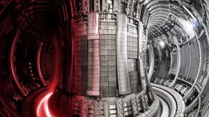 English: Interior of the JET tokamak, with and without plasma. Français: Photo de l'intérieur du tokamak JET, avec et sans un plasma.