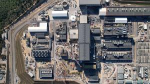 In English: An aerial photo of the ITER workshite, showing a large collection of buildings and cranes which are building the experimental advanced superconducting tokamak. En Français: Photo aérienne du chantier du programme ITER et constructio d'ITER, montrant le Bâtiment tokamak et de nombreux bâtiments annexes ainsi que des grues.