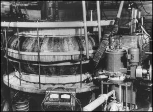 In English: Black and white photo of the inside of a first-generation tokamak, illustrating the history of nuclear fusion. En Français: Photo en noir et blanc de l'intérieur d'un tokamak de première génération, illustrant l'histoire de la fusion nucléaire. 