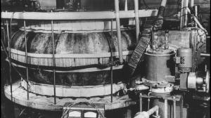 In English: Black and white photo of the inside of a first-generation tokamak, illustrating the history of nuclear fusion. En Français: Photo en noir et blanc de l'intérieur d'un tokamak de première génération, illustrant l'histoire de la fusion nucléaire. 